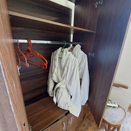 Arab Hostel, Welcoming All Solo And Groups Travellers But, Unmarried Couples Not Allowed อเล็กซานเดรีย ภายนอก รูปภาพ