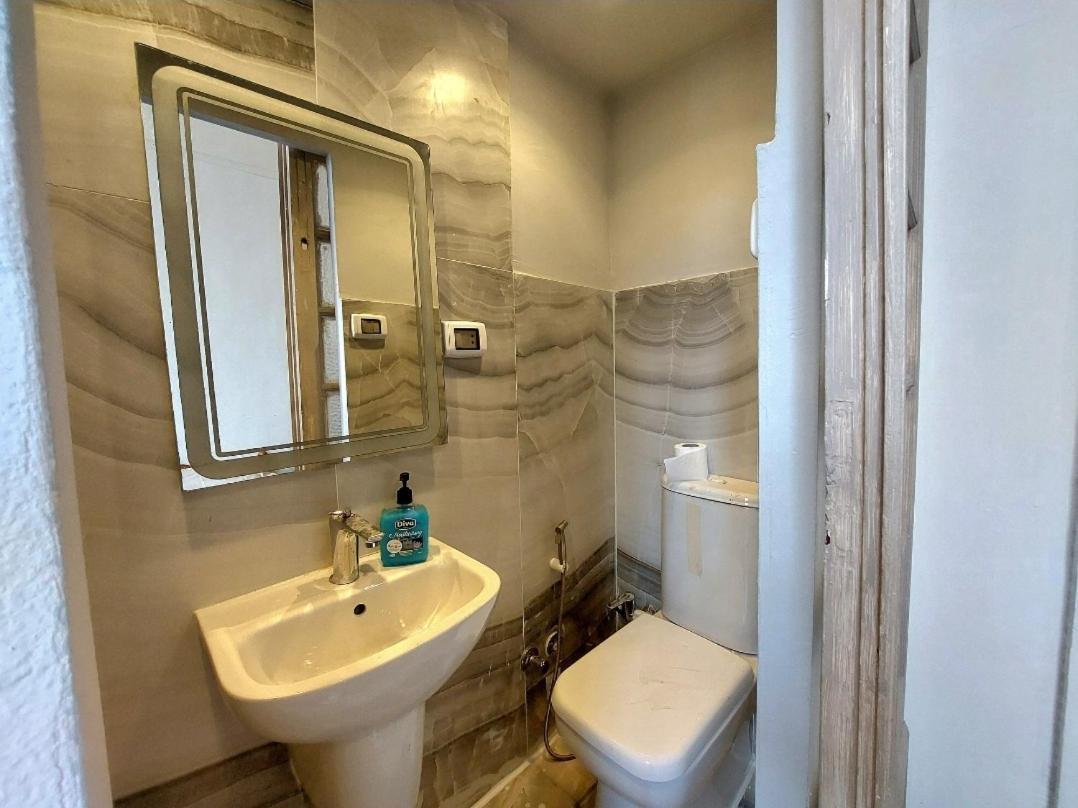 Arab Hostel, Welcoming All Solo And Groups Travellers But, Unmarried Couples Not Allowed อเล็กซานเดรีย ภายนอก รูปภาพ