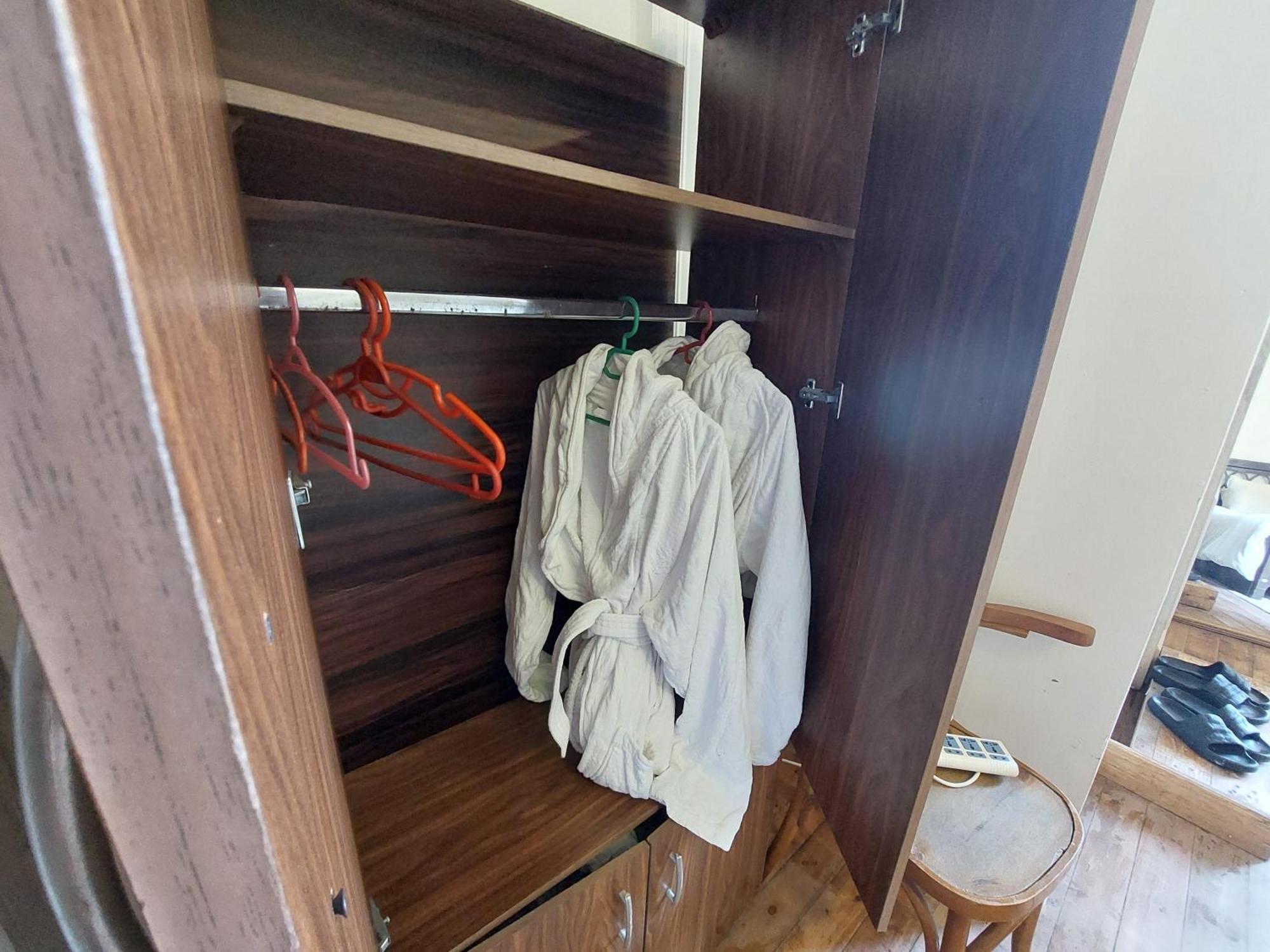 Arab Hostel, Welcoming All Solo And Groups Travellers But, Unmarried Couples Not Allowed อเล็กซานเดรีย ภายนอก รูปภาพ