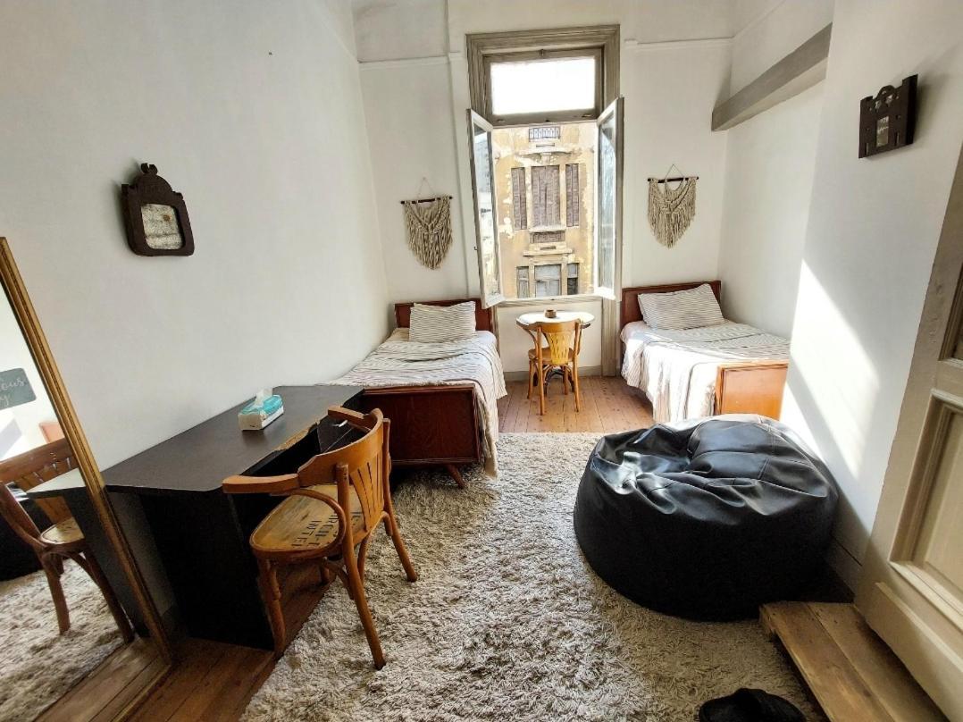 Arab Hostel, Welcoming All Solo And Groups Travellers But, Unmarried Couples Not Allowed อเล็กซานเดรีย ภายนอก รูปภาพ