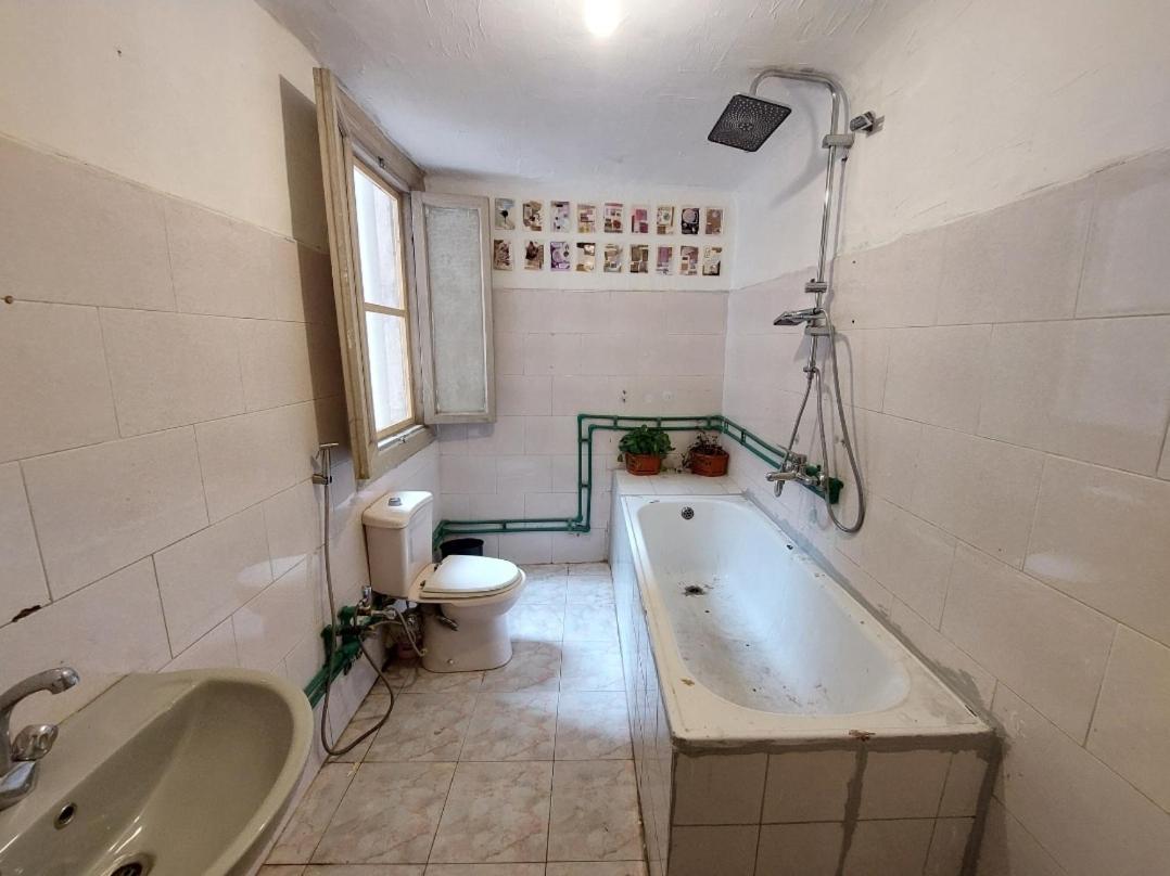 Arab Hostel, Welcoming All Solo And Groups Travellers But, Unmarried Couples Not Allowed อเล็กซานเดรีย ภายนอก รูปภาพ