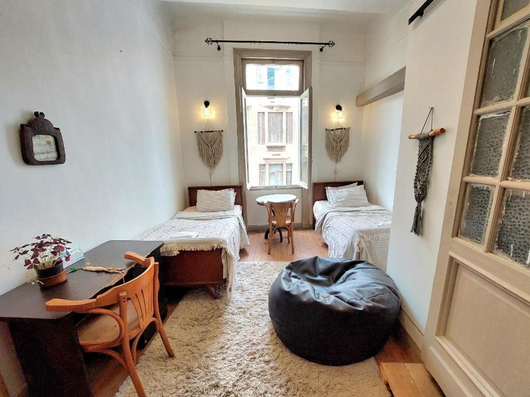 Arab Hostel, Welcoming All Solo And Groups Travellers But, Unmarried Couples Not Allowed อเล็กซานเดรีย ภายนอก รูปภาพ