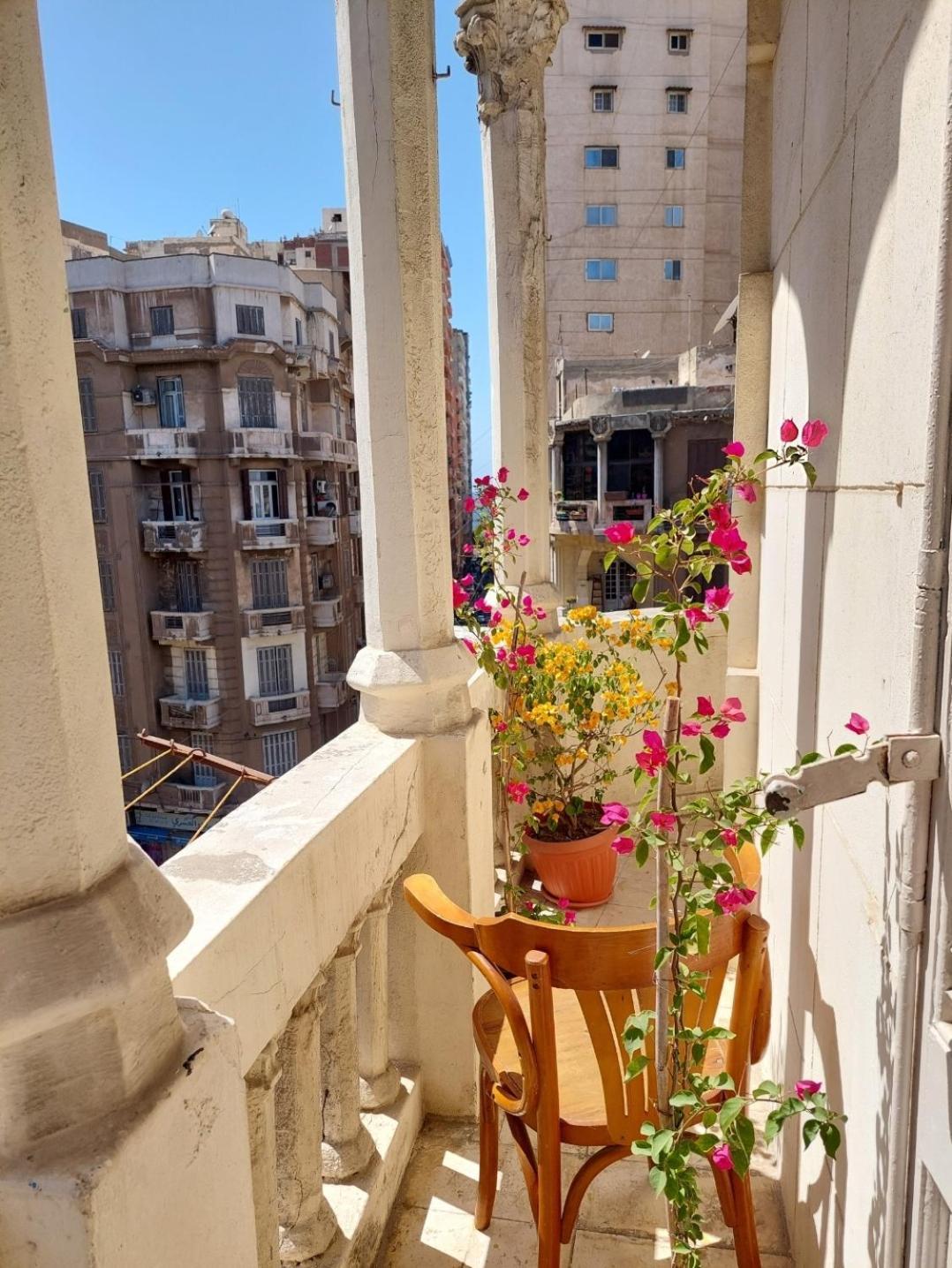 Arab Hostel, Welcoming All Solo And Groups Travellers But, Unmarried Couples Not Allowed อเล็กซานเดรีย ภายนอก รูปภาพ